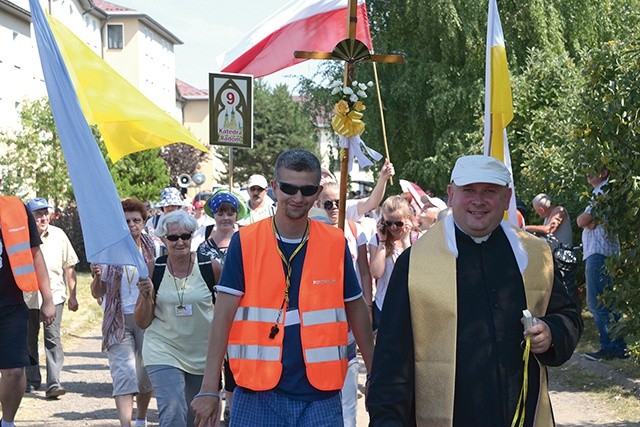 ►	Ks. Mirosław Kszczot zachęca  do pielgrzymowania.