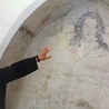 Tuż obok ołtarza kościoła klasztornego można zobaczyć wczesnogotyckie przedstawienie twarzy Jezusa