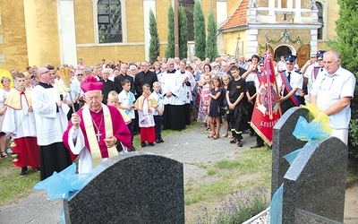 ▲	Mszy św. przewodniczył i tablice poświęcił bp Paweł Socha.