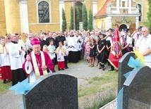 ▲	Mszy św. przewodniczył i tablice poświęcił bp Paweł Socha.