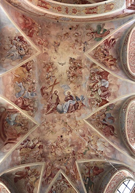 ◄	Sklepienie w prezbiterium przedstawia Trójcę Świętą otoczoną chórem niebiańskich muzyków.