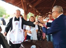 ▲	Na gości festynu czekała przepyszna zupa rybna, którą częstował proboszcz ks. Józef Grochowski. 