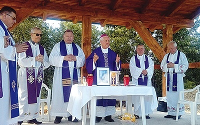 ▲	Po wyjeździe Polaków wsie obumarły. Dlatego Eucharystię sprawowano na ruinach kościoła.