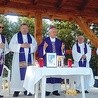 ▲	Po wyjeździe Polaków wsie obumarły. Dlatego Eucharystię sprawowano na ruinach kościoła.