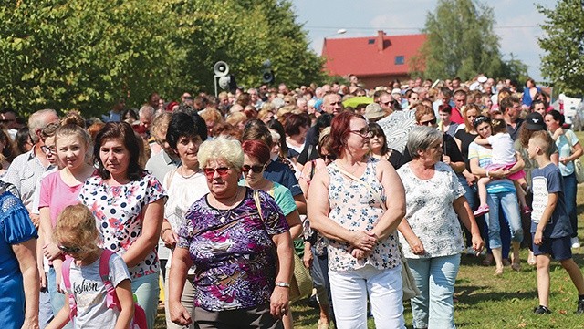 ▲	Droga Krzyżowa każdego 18. dnia miesiąca gromadzi tysiące wiernych.