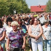 ▲	Droga Krzyżowa każdego 18. dnia miesiąca gromadzi tysiące wiernych.