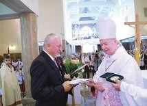 ▲	19 lipca. Stanisław Chwała odbiera od ks. inf. Adama Kokoszki odznaczenie diecezjalne  „Dei regno servire”. Za jego działalność prezydent Andrzej Duda odznaczył go i prowadzoną przez niego fundację Srebrnym Krzyżem Zasługi.