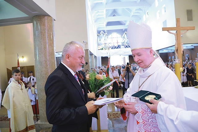 ▲	19 lipca. Stanisław Chwała odbiera od ks. inf. Adama Kokoszki odznaczenie diecezjalne  „Dei regno servire”. Za jego działalność prezydent Andrzej Duda odznaczył go i prowadzoną przez niego fundację Srebrnym Krzyżem Zasługi.