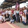 Grupa młodzieży z dekanatu pułtuskiego wraz ze swoim opiekunem ks. Adamem Brzezińskim i klerykami płockiego seminarium.