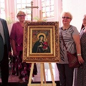 Obraz Matki Bożej Gietrzwałdzkiej jest już w kościele. Podczas niedzielnej Eucharystii proboszcz ks. Stanisław Majewski poświęcił go.
