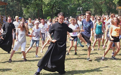 ▲	Tak diakon Wojciech rok temu animował tańce. Tym razem już jako kapłan odprawi prymicyjną Mszę św. w Górnikach. 