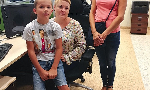 Denis razem z mamą Anną (po prawej) w Wojewódzkim Centrum Powiadamiania Ratunkowego odwiedził Aleksandrę Michtę, która odebrała jego telefon o pomoc