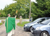 ▲	Błogosławieństwo pojazdów w większości parafii odbyło się 25 lipca. W niektórych wspólnotach – w niedzielę poprzedzającą wspomnienie św. Krzysztofa. Na zdjęciu: błogosławieństwo pojazdów w Sycewicach.