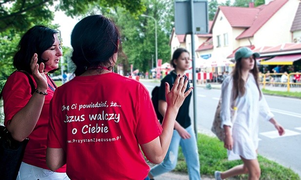 – Wielu przyznaje, że pierwszy raz ktoś się za nich modlił – mówią ewangelizatorzy z „Przystani”