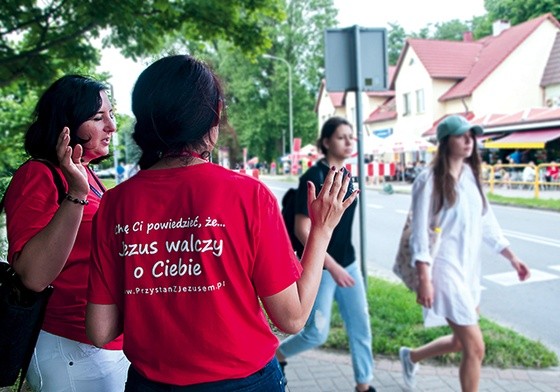 – Wielu przyznaje, że pierwszy raz ktoś się za nich modlił – mówią ewangelizatorzy z „Przystani”