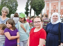 ▲	18 lipca uczestnicy kolonii odwiedzili diecezjalne sanktuarium w Skrzatuszu.