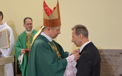 Odznaczenie wręczył Zygmuntowi Wolszczakowi bp Henryk Tomasik