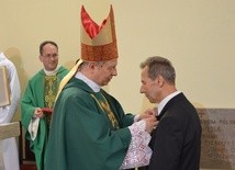 Odznaczenie wręczył Zygmuntowi Wolszczakowi bp Henryk Tomasik