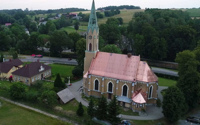W Mazańcowicach tuż przed odpustem zakończył się pierwszy etap remontu kościoła i wykonano nowe pokrycie dachu.