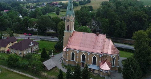 W Mazańcowicach tuż przed odpustem zakończył się pierwszy etap remontu kościoła i wykonano nowe pokrycie dachu.