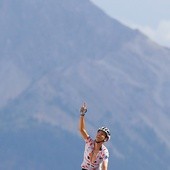 Bretończyk Warren Barguil dziękuje Bogu za zwycięstwo w 18. etapie Tour de France.
20.07.2017 Francja