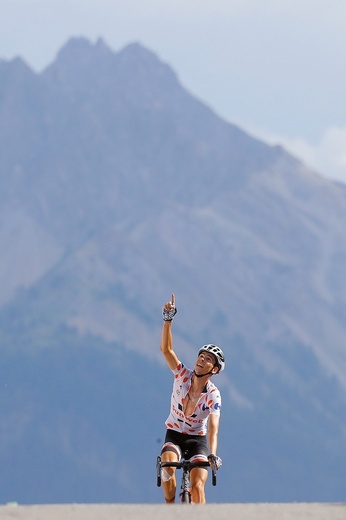 Bretończyk Warren Barguil dziękuje Bogu za zwycięstwo w 18. etapie Tour de France.
20.07.2017 Francja