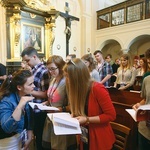 Po kościele Matki Bożej Śnieżnej płyną psalmy.