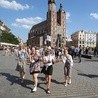 „Trójka” wchodzi na rynek. Przechodnie przystają. Ekipa głośnym śpiewem pokazuje, kto tu rozdaje karty.