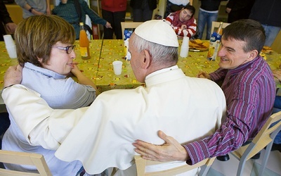 Papież Franciszek ujmuje ludzi swą bezpośredniością, jak podczas wizyty w ośrodku dla niepełnosprawnych w Ciampino.