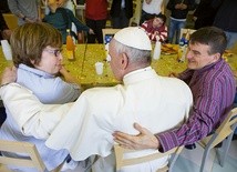 Papież Franciszek ujmuje ludzi swą bezpośredniością, jak podczas wizyty w ośrodku dla niepełnosprawnych w Ciampino.
