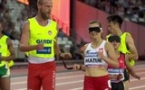 Joanna Mazur z Michałem Stawickim na finiszu biegu na 1500 m 