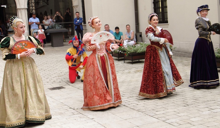 Happening przed 18. Festiwalem Tańców Dworskich "Cracovia Danza"