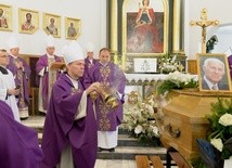 Bp Piotr Turzyński przewodniczy liturgii pogrzebu swojego taty