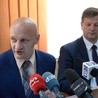 Marcin Gierczak, dyrektor radomskiego MOPS, apeluje o poprawne i terminowe składanie wniosków. Obok Jerzy Zawodnik, wiceprezydent Radomia