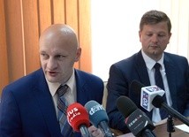 Marcin Gierczak, dyrektor radomskiego MOPS, apeluje o poprawne i terminowe składanie wniosków. Obok Jerzy Zawodnik, wiceprezydent Radomia