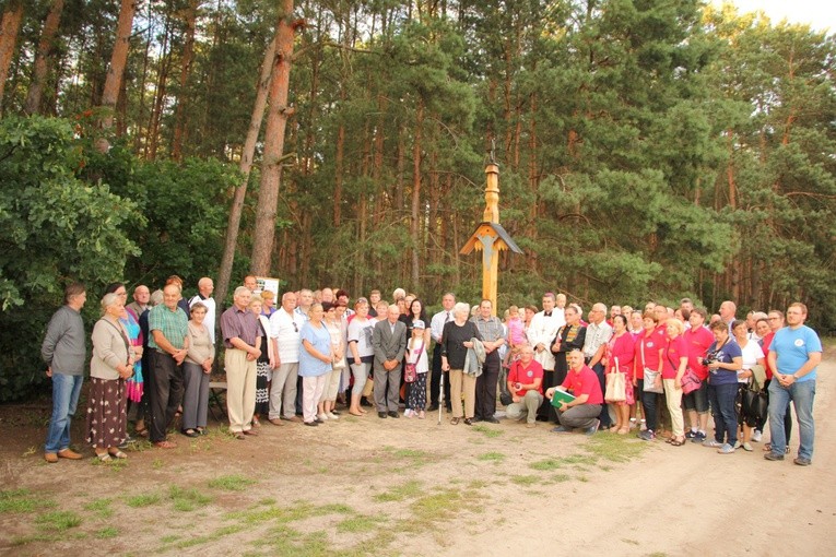 Poświęcenie krzyża w Świącach