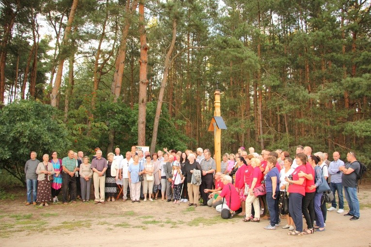Poświęcenie krzyża w Świącach