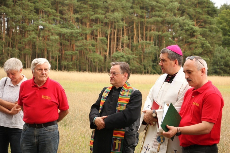 Poświęcenie krzyża w Świącach