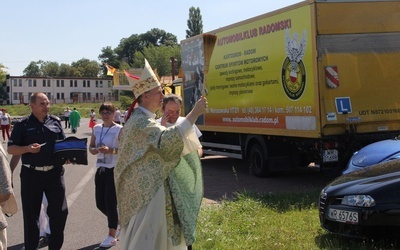 Bp Piotr Turzyński poświęcił również samochody należące do radomskiego Automobilklubu 