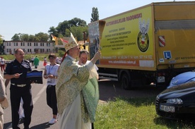 Bp Piotr Turzyński poświęcił również samochody należące do radomskiego Automobilklubu 