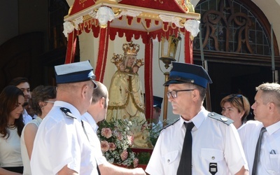 Roztacza nad nami miłość i troskę