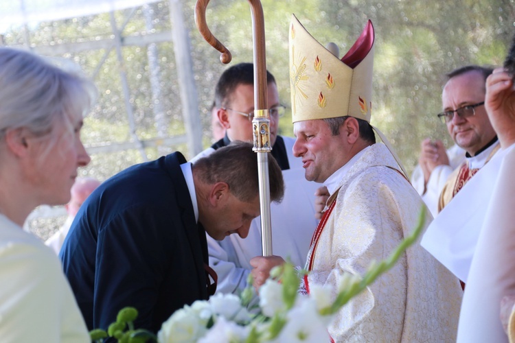 Poświęcenie ołtarzy i groty w Rozdzielu