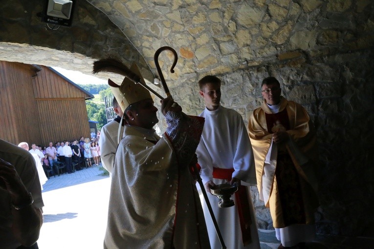 Poświęcenie ołtarzy i groty w Rozdzielu