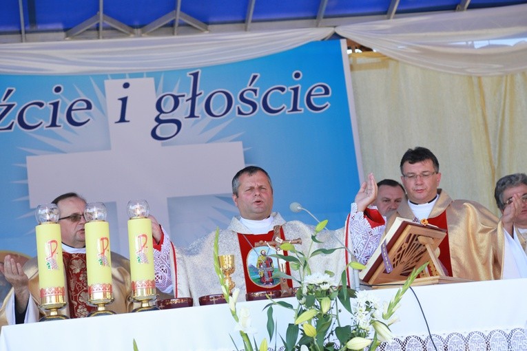 Poświęcenie ołtarzy i groty w Rozdzielu