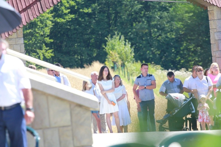 Poświęcenie ołtarzy i groty w Rozdzielu