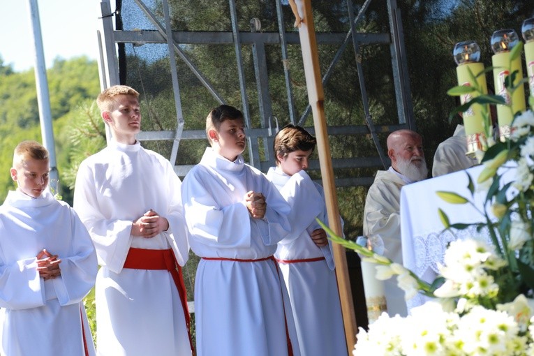 Poświęcenie ołtarzy i groty w Rozdzielu