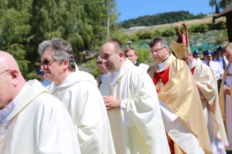 Poświęcenie ołtarzy i groty w Rozdzielu