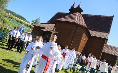 Poświęcenie ołtarzy i groty w Rozdzielu