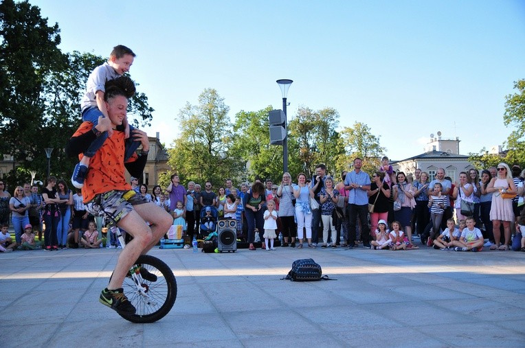 Istotą Carnavalu Sztukmistrzów jest zabawa, która zbliża ludzi