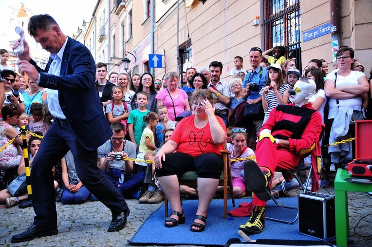 Istotą Carnavalu Sztukmistrzów jest zabawa, która zbliża ludzi